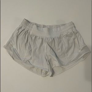 Women’s Lululemon Hotty Hot Low-Rise Lined Short 2.5 White